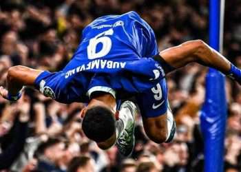 Aubameyang célébrant le 2e but de Chelsea contre l'AC Milan