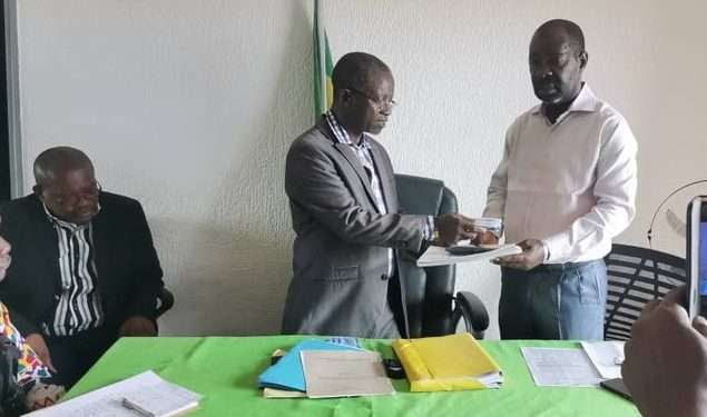 Le nouveau président du SYAML, Ebang Ndong Siméon à droite
