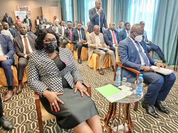 Le ministre de l'Économie et son collègue du Commerce et des PME, Yves Fernand Manfoumbi à droite au lancement de l'emprunt obligataire par appel public à l'épargne