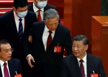 L'ancien président Hu Jintao a eu un bref échange avec Xi Jinping avant d'être escorté vers la sortie (REUTERS)