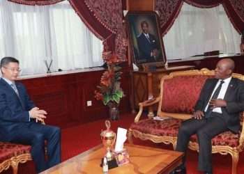 L'ambassadeur de Chine, Li Jinjin et le président Faustin Boukoubi