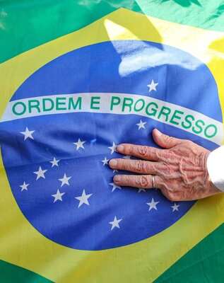 La main du nouveau Président brésilien Luiz Inacio Lula da Silva  sur le drapeau