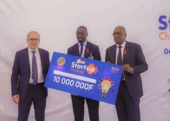 Birane Ndiaye, le manager d'Orema Technology au centre recevant le premier prix de 10 millions FCFA