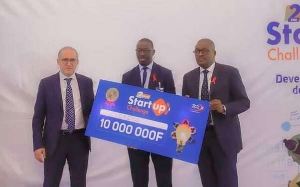 Birane Ndiaye, le manager d'Orema Technology au centre recevant le premier prix de 10 millions FCFA
