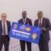 Birane Ndiaye, le manager d'Orema Technology au centre recevant le premier prix de 10 millions FCFA