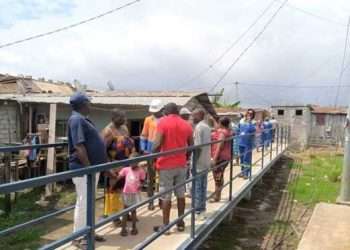 L'une des passerelles construites par la Setrag au quartier Petit Village d'Owendo