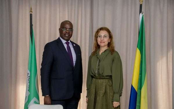Le ministre du Commerce et des PME, Yves Fernand Manfoumbi et l'ambassadrice de Turquie, Nilufer Erdem Kaygisiz