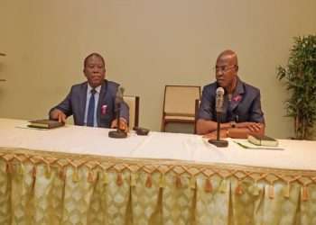 Les ministres Yves Fernand Manfoumbi et Jean Norbert Diramba dirigeant la réunion préparatoire de l'arrivée du président Ali Bongo Ondimba dans la Ngounié