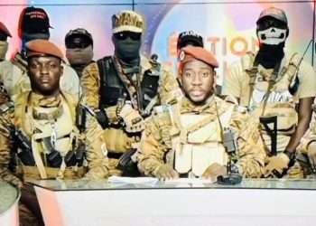 Le groupe des militaires annonçant le coup d'État à la télévision publique