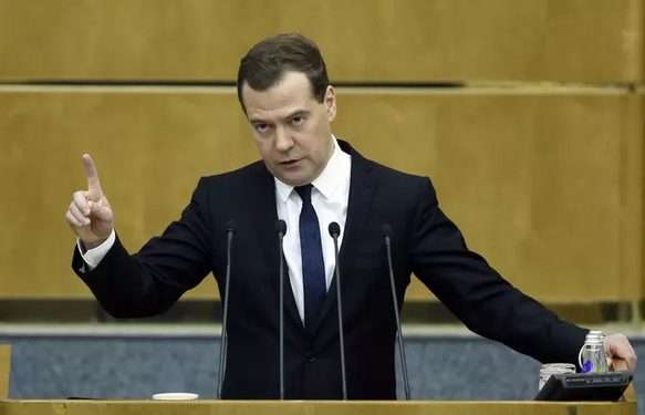 L'ancien président russe Dimitri Medvedev met en garde Israël contre la livraison d'armes à l'Ukraine