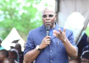 Le ministre Yves Fernand Manfoumbi expliquant aux femmes la tontine digitale