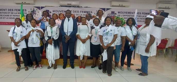 Photo de famille du parrain Alain Simplice Boungouere avec les femmes venues apporter leur caution à la promotion de la paix 
