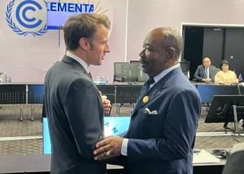 Emmanuel Macron, à gauche, avec Ali Bongo, sera au Gabon en mars 2023