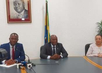 Le représentant résident du FMI, à gauche, le PAN, Faustin Boukoubi et la présidente du Senat Lucie Milebou Aubusson Mboussou, annonçant la situation financière améliorée du Gabon