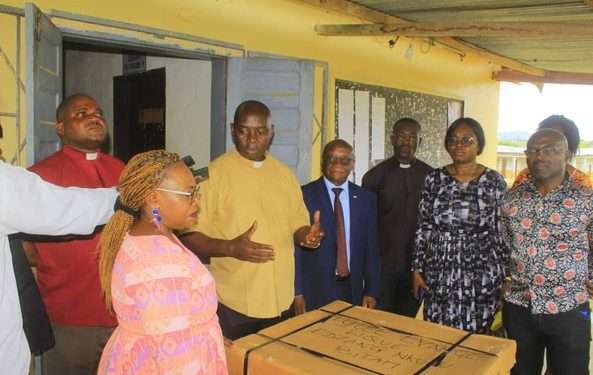 Pasteur Président de l'EEG, Révérend Louis Sylvain Allogo Engo a fait un don au lycée Évangélique Edzang Nkoulou de Bitam