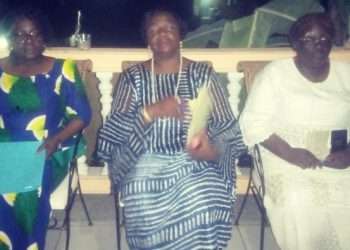 Evelyne Yvonne Ndemdy Youssouf, au centre, la Secrétaire nationale 4 de l'UFPDG