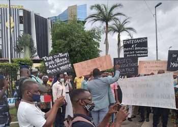 Les retraités gabonais devant la primature