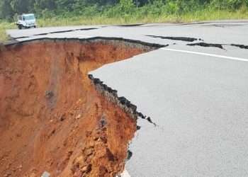 La route coupée Okondja Akiéni suite à un effondrement