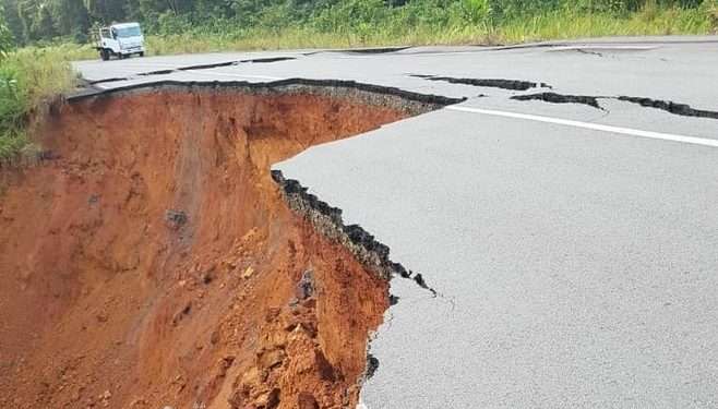 La route coupée Okondja Akiéni suite à un effondrement