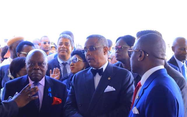 Autorités politiques et administratives de la province de l'Ogooué-Maritime lors de l'inauguration de la mairie de Port-Gentil réfectionnée par Gabriel Tchango 