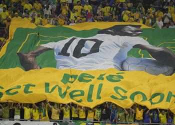 Fausse nouvelle de la mort de Pelé, les supporters brésiliens lui souhaitent un rétablissement à Doha au Qatar