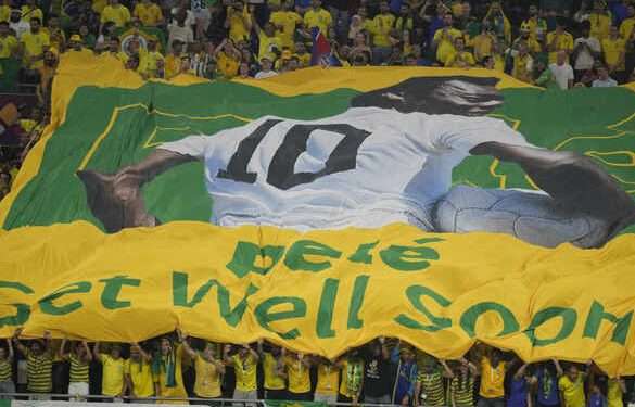Fausse nouvelle de la mort de Pelé, les supporters brésiliens lui souhaitent un rétablissement à Doha au Qatar