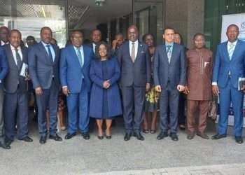 La photo de famille des experts de la Banque mondiale et leurs invités venus écouter les deux rapports aux allures de modus operandi de la croissance économique