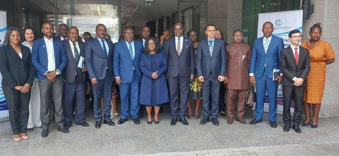 La photo de famille des experts de la Banque mondiale et leurs invités venus écouter les deux rapports aux allures de modus operandi de la croissance économique