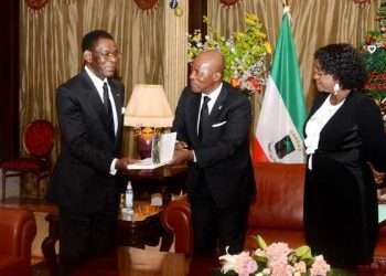 Le président réélu Téodoro Obiang Nguema Mbasogo à gauch et Faustin Boukoubi