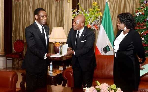 Le président réélu Téodoro Obiang Nguema Mbasogo à gauch et Faustin Boukoubi
