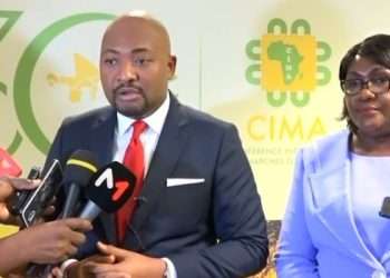 Hervé Ndoba, le président de la Conférence des ministres s'exprime sur les 30 ans de la CIMA, à côté Nicole Jeanine Lydie Roboty Mbou, la ministre de l'Économie