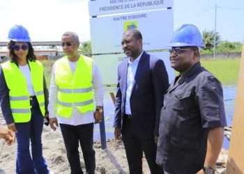 Le maire de Port-Gentil, Gabriel Tchango, et la Conseillère Virginie Eteno, en gilet et d'autres responsables visitant les chantiers financés par la RSE du président Ali Bongo dans l'Ogooué-Maritime