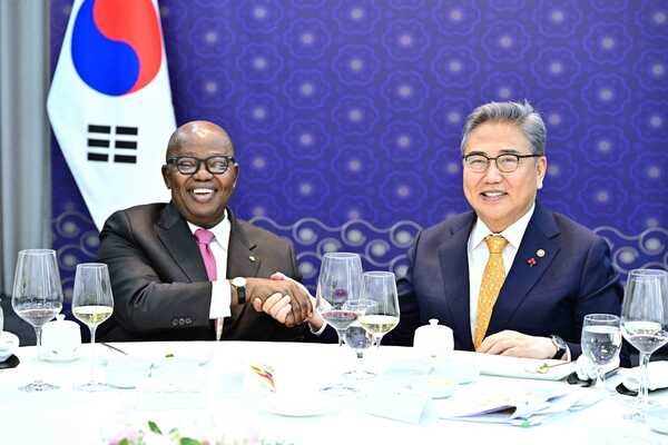 Le ministre Michaël Moussa-Adamo et son homologue coréen des Affaires étrangères Park Jin 