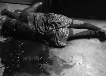 Flameur, le neveu de Ngaba a coupé a coupé le cou de Mireille Andji, Ngaba, l'épouse de son oncle gisant dans du sang ici