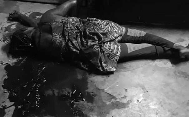 Flameur, le neveu de Ngaba a coupé a coupé le cou de Mireille Andji, Ngaba, l'épouse de son oncle gisant dans du sang ici