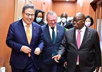 Les ministres Michaël Moussa-Adamo à droite, Lee White au centre et le ministre Coréen des Affaires étrangères à gauche
