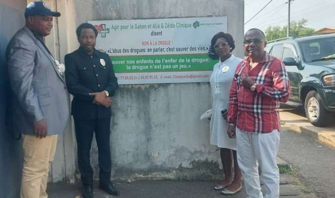 Le Capitaine Max Alexandre Ngoua à gauche en noire et le Dr Louma Eyougha, droite en rouge