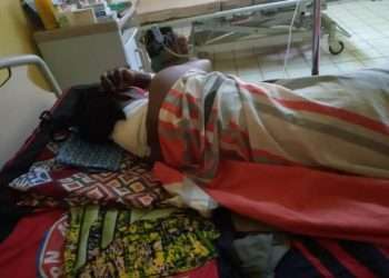 Mireille Andji, allongée sur son lit d'hôpital à Amissa Bongo de Franceville, se remet petit à petit
