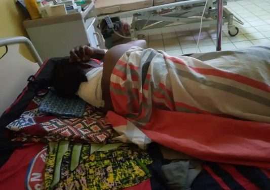 Mireille Andji, allongée sur son lit d'hôpital à Amissa Bongo de Franceville, se remet petit à petit