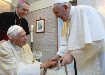 Le pape François (à droite) salue le pape émérite Benoît XVI  le 27 août 2022 au Vatican.