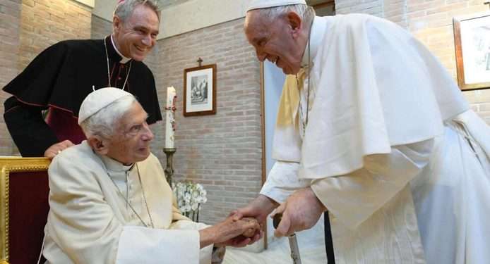 Le pape François (à droite) salue le pape émérite Benoît XVI  le 27 août 2022 au Vatican.