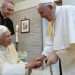 Le pape François (à droite) salue le pape émérite Benoît XVI  le 27 août 2022 au Vatican.