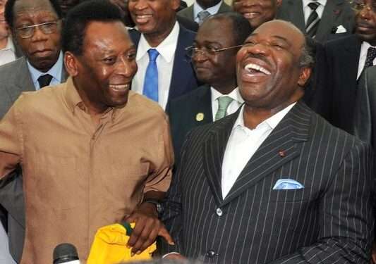 Le président Ali Bongo à droite et le Roi Pelé en 2012 au Gabon
