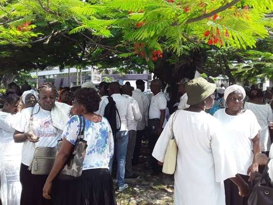 Les ex-agents de Gabon Poste devant le ministère du Budget ce vendredi 23 décembre 2022