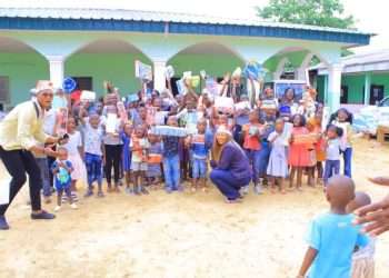 Fête de Noël à Franceville, Judith Lekogo offre des cadeaux aux enfants du deuxième arrondissement