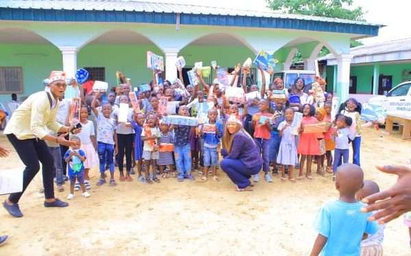 Fête de Noël à Franceville, Judith Lekogo offre des cadeaux aux enfants du deuxième arrondissement