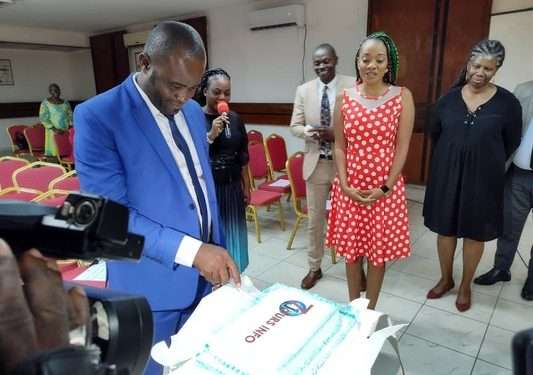 Le Directeur de publication du journal 7joursinfo, Thierry Mebale Ekouaghe coupant le gâteau marquant les 10 ans d'existence dudit journal