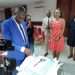 Le Directeur de publication du journal 7joursinfo, Thierry Mebale Ekouaghe coupant le gâteau marquant les 10 ans d'existence dudit journal
