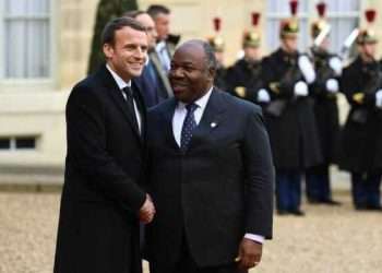 Le président français Emmanuel Macron à Libreville le 2 mars prochain (à gauche)