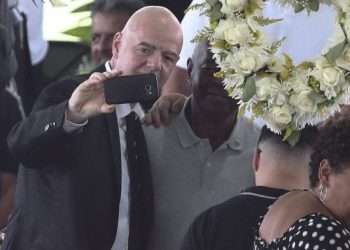 Le président de la FIFA, Gianni Infantino, en plein selfie aux funérailles de Pelé